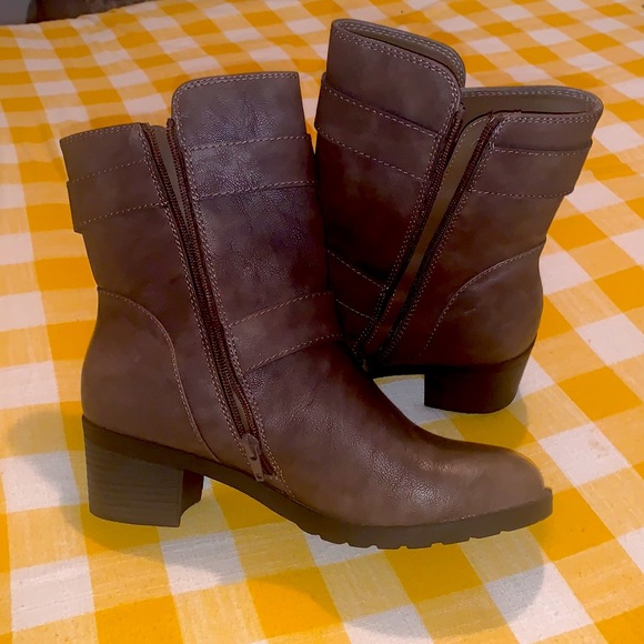 Relativity women’s booties. Brand new! So cute for fall! Size 10M - Picture 2 of 4